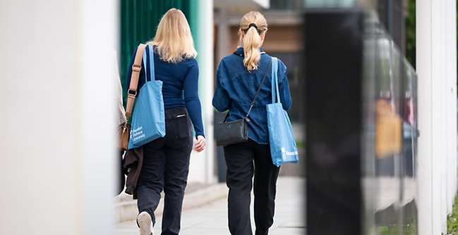Två kvinnor som går uanför FHS.