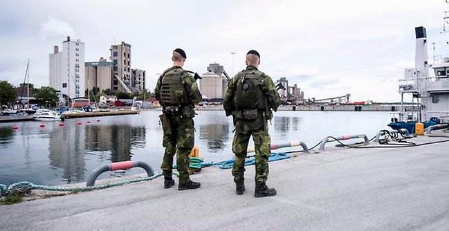 Soldater på en kaj. 