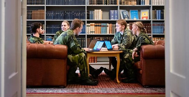 Kadetter i ett bibliotek på Karlberg.