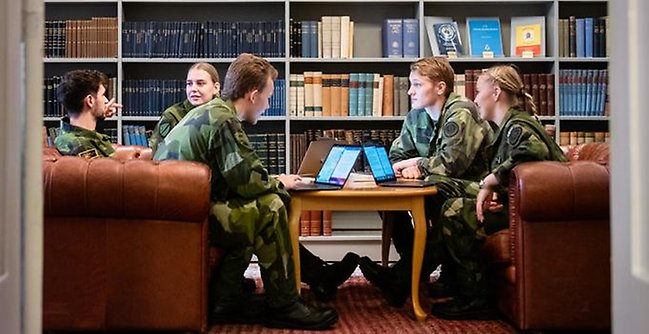 Kadetter i ett bibliotek på Karlberg