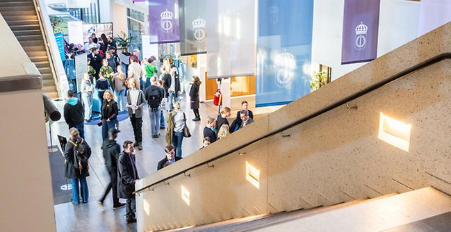 FHS entré med studenter.